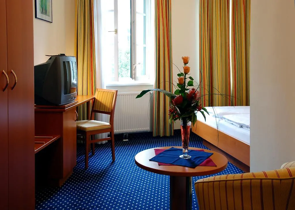 Suite Hotel 900 M Zur Oper Vienna 4*,