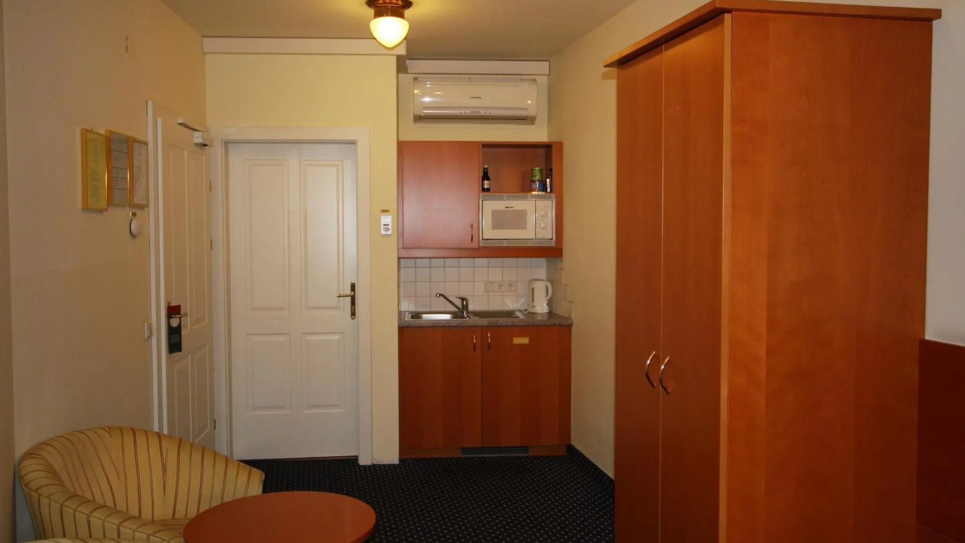 Suite Hotel 900 M Zur Oper Vienna 4*,  Austria